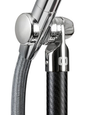 Asta che permette di avere un soffione fisso sulla plancetta di poppa.Realizzata in alluminio anodizzato nero + accessori in acciaio inox.Permette di orientare la doccia in tutte le direzioni ed altezze.Leggera e telescopica per un facile stivaggio, tubo esterno Ø 35 mm (ordinare 34.355.00 per stivaggio a parete).Ideale in abbinamento a doccia Adriana 15.480.00 o Keji II Continuum Flow 15.237.06.