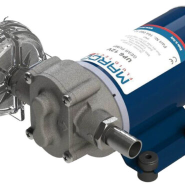 Completa di filtro d’aspirazione in linea. Corpo in ottone, albero in acciaio inox. Bocche con raccordi in ottone per tubo Ø 14 mm interno. Può girare a secco senza rovinarsi.