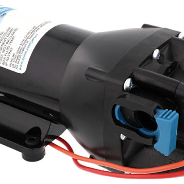 Portata costante, molto silenziosa, autoaspirante fino a 3 m, pressostato sigillato testato per 4 milioni di cicli, può girare a secco senza danneggiarsi, stagna IPX6 in accordo con ISO 8846.Completa di raccordi a scatto da 1/2".