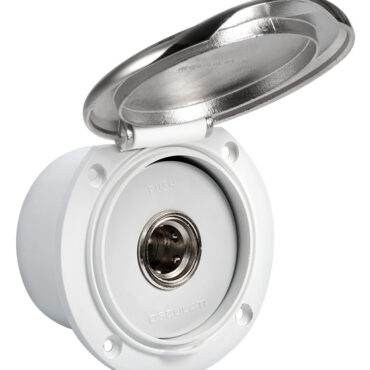 Si collega alla rete idrica di bordo (acqua dolce) o alla pompa Washdown (acqua salata) e mantiene in pressione la linea. Il tubo di lavaggio si innesta a scatto nella presa e fa automaticamente partire la pompa. Box in ASA resistente agli UV, meccanismo in ottone cromato.