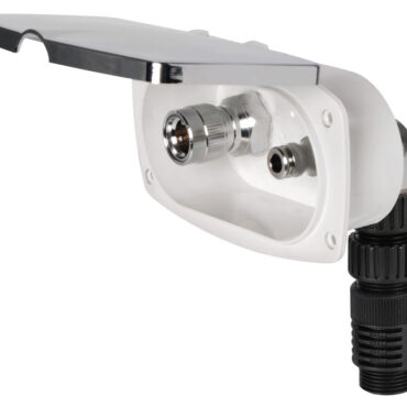 Presenta un connettore a scatto per prelevare acqua dalla rete di bordo, completo di riduttore per immettere acqua dalla banchina. Il collegamento al tubo dell’acqua di banchina avviene tramite un raccordo a scatto tipo giardinaggio (vedi codice 36.189.02). Filetto di uscita 3/4" maschio. I riduttori di pressione equipaggiati con riduttore in plastica come questo non abbassano la pressione, ma ne limitano la portata. Questo consente all'acqua di entrare nell'impianto lentamente, in pochi minuti, evitando stress sulle tubazioni. Se l'impianto rimane collegato alla banchina, la pressione si allinea a quella di terra.