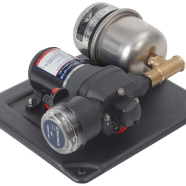 Il sistema è composto da un'autoclave a 4 valvole con collegato un vaso d'espansione in acciaio inox da 1 litro e filtro di aspirazione. Base in robusto ABS 280 x 260 mm. Fissaggio tramite 4 gommini antivibranti. Raccordi di entrata da 1/2" o portagomma 14 mm. Uscita 1/2" femmina. Protezione contro inversione polarità. Cuscinetti interni in acciaio inox.