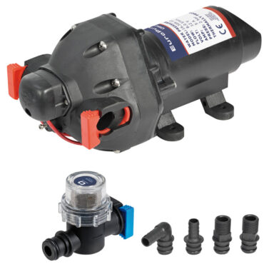 Può girare a secco senza rovinarsi. Esente da vibrazioni, molto silenziosa. By-pass interno che limita la pressione in entrata. Motore a magneti permanenti, con albero autolubrificante. Protezione termica sul motore che la ferma in caso di surriscaldamento accidentale. Protezione contro inversione polarità. Cuscinetti interni in acciaio inox.Completa di 4 raccordi (2 da 1/2" filettati + 1 portagomma diritto da 14 mm + 1 portagomma a 90° da 14 mm) e di filtro di aspirazione, il tutto con innesto a scatto.
