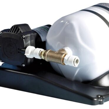 Completa di serbatoio di accumulo da 8 litri. Compatta e completa di supporto di facile installazione. Può girare a secco senza rovinarsi.