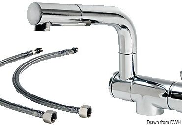 In ottone cromato. Può essere montato all'interno del lavello al fine di avere il piano completamente liscio.