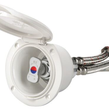 Rubinetto in ottone cromato con miscelatore in ceramica, vano di alloggiamento ad incasso bianco in ASA UV resistente.