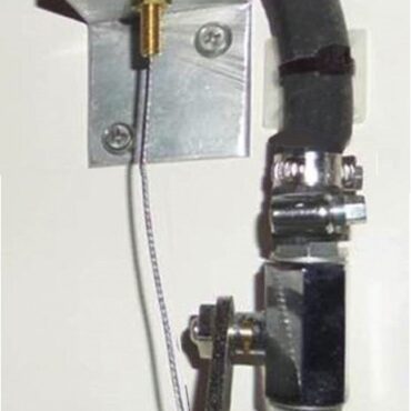 In acciaio inox con fori ovalizzati.