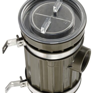 Carcassa in tecnopolimero con coperchio a vite in policarbonato trasparente. Elemento filtrante estraibile in acciaio inox. Bracci di fissaggio a parete girevoli in acciaio inox.