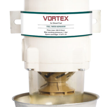 Filtri/separatori acqua-gasolio. Carcassa in alluminio, parte trasparente in tecnopolimero. Equipaggiati con vaschetta inferiore anti-fiamma. Costruiti in accordo con la norma ISO 10088.