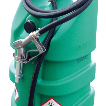 Dotati di ruote pneumatiche. Adatte agli spostamenti su qualsiasi superficie. La struttura priva di angoli e con nervature rinforzate conferisce a questo prodotto una elevata robustezza. Sono dotati di tappo di riempimento con sfiato integrato e di valvola a sfera di sicurezza. Trasportabili in macchina sia in orizzontale che verticale. ADR permette di trasportare n. 4 x 55 litri oppure n. 3 x 110 litri per autovettura.Attrezzati con:- pompa rotativa manuale in alluminio;- 3 m di tubo per benzina;- pistola ad arresto manuale. Disponibili su richiesta anche con pompa elettrica a 12 V.