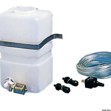 Composto da una vaschetta in polietilene più motore con pompa a 12 V completo di supporto, tubo e due evaporatori a spruzzo. Studiato appositamente per uso nautico in abbinamento con i tergicristalli del catalogo.