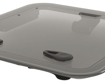 Eleva la tua visuale minimizzando l’ingombro. Nuovo portello ultra ribassato che combina praticità, estetica e facilità di installazione. Il telaio è robusto e leggero, il portello si colloca 10 mm sopra la coperta, trasformandola in un set up a filo. Gli ingombri del taglio si allineano con quelli del Low Profile, Medium Profile e serie Ocean; questo permette un facile retrofitting senza richiedere modifiche e sfiati addizionali per l'acqua in coperta. Il telaio inferiore presenta una finitura anodizzata argento che garantisce resistenza alla corrosione nelle condizioni marine più dure.