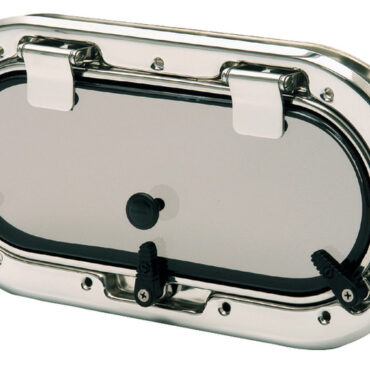 In acciaio inox AISI 316 lucidato a specchio, con le seguenti caratteristiche tecniche: viti esterne invisibili; angolo accentuato di drenaggio acque; completi di controflangia e zanzariera; galletti di fermo regolabili e non sporgenti; parte trasparente in acrilico fumè; approvati CE area 1 categoria 1; particolare sistema di fissaggio: l'oblò si accoppia con la controflangia in una sola operazione rapidissima, che significa risparmio di manodopera per il cantiere.