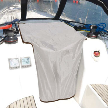 Protezione per entrata boccaporto modello universale, dotata di fettuccia alla base per il fissaggio.