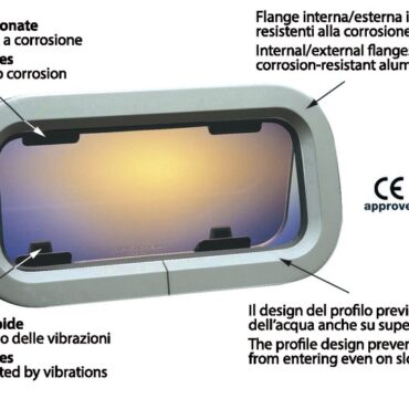 Una linea di oblò caratterizzata da ottime finiture e qualità dei materiali. Cerniere con frizione integrata per lasciare aperto l'oblò in ogni dimensione, maniglie ad azione rapida e sicura. Forniti completi di controflangia di finitura in ABS bianco (a richiesta disponibile in colore avorio), viti di montaggio e zanzariera, vetro fumé. Installazione mediante una ghiera con fori filettati che rende l'operazione facilmente e velocemente realizzabile da una sola persona. Approvato CE per AREA2.