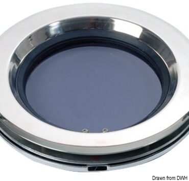 Fornito completo di controflangia di finitura in ABS cromato e viti di montaggio, vetro fumé. Installazione mediante una ghiera con fori filettati che rende l'operazione facilmente e velocemente realizzabile da una sola persona. Apertura a 180°. Approvato CE categoria B Area 1.