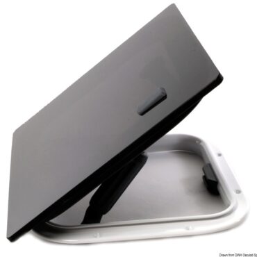 Installazione a filo coperta in incavi appositamente progettati. Con uno stile pulito e lineare, hanno la peculiarità di eliminare sporgenze pericolose, rendendo utilizzabile tutto lo spazio disponibile sulla coperta.Caratteristiche principali:- nessuna cornice a vista; l'unico elemento visibile sul ponte è il pannello in acrilico nero;- struttura in plexi autoportante di grande spessore;- braccetto di tenuta bloccabile in qualsiasi posizione fino a max 90°;- modelli con leva di chiusura esterna utilizzabili come escape hatch;- approvazione CE area 2A.Compatibili con zanzariere, controflange di finitura e cornici Lewmar.