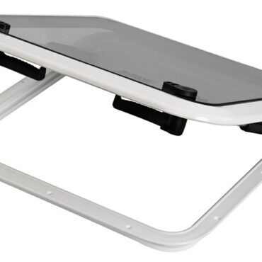 In alluminio verniciato bianco con resine epossidiche e con parte illuminante in vetro temperato fumé, omologati CE. Cerniere invisibili inserite nel profilo, apertura con fermi a compasso e posizione "ventilazione”.