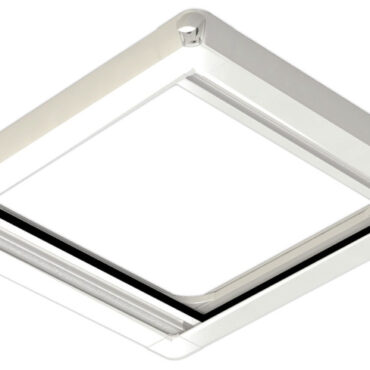 Sistema di base per boccaporti rettangolari e rotondi, installato ad incasso nel rivestimento interno della cabina e perfettamente allineato al rivestimento stesso. Tenda oscurante al 100% + zanzariera inserite in unica cassetta in alluminio rivestito in polvere di poliestere pretrattata.- Optional da ordinare separatamente: controtelaio di finitura flessibile 19.809.05/20.Su richiesta, disponibili in varie misure di serie o produzione su misura per adattarsi a qualsiasi boccaporto. Colore struttura: bianco (RAL9016), su richiesta anche beige (RAL9001).