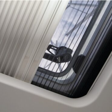 Sistema elegante e di facile applicazione per boccaporti rettangolari e rotondi, installato sulla superficie del rivestimento interno della cabina o adatto anche per essere nascosto nel rivestimento interno.Tenda in tessuto plissettato oscurante al 100% + zanzariera plissettata, inserite in un'unica cassetta in alluminio dalla linea ultrasottile. - Optional da ordinare separatamente controtelaio di finitura composto da 4 modanature separate. Su richiesta, disponibili in varie misure di serie o produzione su misura per adattarsi a qualsiasi boccaporto. Colore struttura: bianco (RAL9016), su richiesta anche beige (RAL9001).