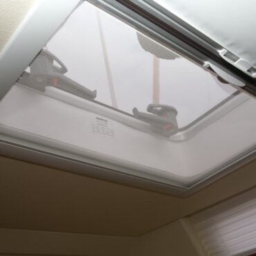 Il controtelaio di finitura per SkyScreen consiste in una singola guarnizione in materiale flessibile estruso, resistente ai raggi UV e durevole nel tempo.Altezza massima: 62 mm, su richiesta anche 118 mm.Può essere facilmente tagliato per ridurre l'altezza.Colore: bianco (RAL9016).