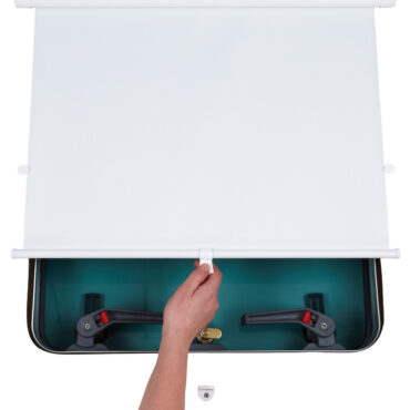 Una tenda avvolgibile a rullo alloggiata in una cassettina semplice e funzionale per boccaporti e finestre.Può essere usata per superfici verticali ed orizzontali, con il vantaggio di adattarsi perfettamente anche alle superfici leggermente incurvate. Tessuto bianco oscurante al 100%. Facile da installare.Su richiesta anche produzione su misura. Colore cassetta rullo: bianco; su richiesta anche beige o argento anodizzato.