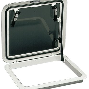 Completamente in policarbonato. Maniglie con sicurezza a scatto, chiusura dall’interno, cristalli in policarbonato fumé. Completo di contro flangia di finitura interna.