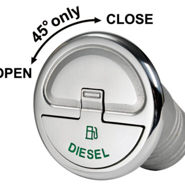 Caratteristiche tecniche: chiusura a scatto con rotazione 45°; sporgenza solo 7,7 mm; viti a scomparsa; cavetto inox di ritegno con molla; versioni fuel e diesel con attacco per cavo di massa; fabbricato in acciaio inox AISI 316 lucidato a specchio; simbologia a norme DIN.