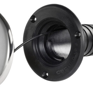 Corpo in tecnopolimero e copertura costampata in acciaio inox lucidata a specchio.- estetica flush;- apertura rapida ¼ di giro (tranne versione Waste);- laccetto di tenuta sostituibile in caso di rottura;- interno stella colorato per una discreta ma efficace riconoscibilità;- versione Waste doppio diametro 38/50 mm corrispondente alle norme ISO 8099.