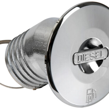 Speciale sistema di apertura che evita l’uso di chiavi, monete od altro. Progettati in modo che il tappo mascheri completamente la flangia avvitata, migliorando la tenuta dell’acqua. Versione con canotto di raccordo dritto o inclinato a 30° (da utilizzare quando il piano di rifornimento é inclinato, conforme ISO 8099/1). Completi di catenella interna, Ø massimo 88 mm. Sono tutti regolamentari RINA.