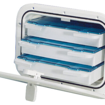 Con guarnizione, dotato di 3 cassetti estraibili con compartimenti interni. Ideali per il montaggio a parete su scafi Fishermann per contenere accessori da pesca, oppure come cassettiera porta ferramenta.