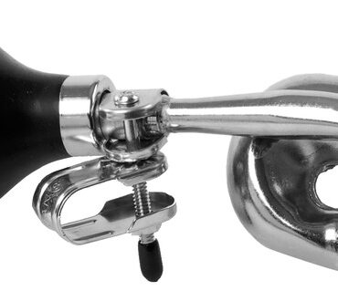 Ha un corno a doppia curva con il risultato di un suono basso e gradevole.