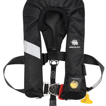 Studiato per le condizioni d'uso più estreme. Spinta 300 Newton che garantisce la massima sicurezza, anche se appesantiti da stivali, cerate, ecc ecc, e una rapidissima rotazione del corpo. Attivazione con sistema idrostatico HAMMAR che evita gonfiaggi accidentali (possibili con i sistemi con pastiglia). OPTIONAL cappuccio ISO 12402-8 antiacqua / antivento Fluo (22.394.10). Cintura di sicurezza omologata ISO 12401. Collare confortevole imbottito. Dotato di nastro cosciale di sicurezza.