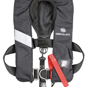 Gonfiaggio automatico idrostatico Hammar (questo sistema annulla la possibilità di gonfiaggio fortuito); Cintura di sicurezza incorporata omologata ISO 12401; 25% più compatta delle classiche cinture autogonfiabili: movimenti facilitati;Apertura dell’involucro tramite cerniera automatica: minor peso, minor ingombro, apertura e chiusura involucro più rapida rispetto al sistema a strappo e nastro cosciale di sicurezza. Abbinato alla luce di segnalazione automatica 22.409.23 diventa obbligatorio come dotazione di bordo oltre le 6 miglia dalla costa.