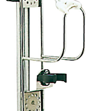 Per salvagente anulari o a ferro di cavallo. Modello universale. Si può installare su piano, su paratia, oppure su tubi inox del Ø di 22/25 mm diritti o inclinati, tramite un’apposita staffa in nylon ruotante, completo di elastico di fermo. Versione semplice o completa di supporto per boetta luminosa Art. 30.584.01.
