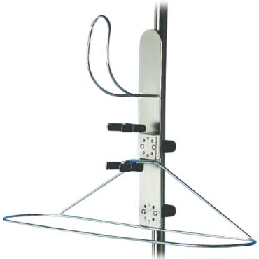 Fabbricato in acciaio inox lucidato. Montaggio a parete oppure, con morsetti in dotazione, sul pulpito (tubi 20/22 mm). Può contenere salvagente + boetta 30.583.00 + cima 22.408.06.