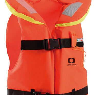 Fabbricati con tessuto alta visibilità e morbido espanso. Completi di fischietto e nastri retroriflettenti omologati.Cordino sottogamba e nastri regolabili con fibbia a scatto. Collo ergonomico. Obbligatorio come dotazione di bordo entro le 3 e 6 miglia