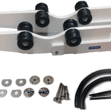 Grazie al suo movimento a bascula facilità l'alaggio del tender.Sistema di bloccaggio automatico appena il tender arriva in posizione orizzontale.Cinghie di fine corsa incluse (limitano l'angolo di inclinazione). Si può abbinare ad arganelli manuali o elettrici.Sistema facilemnte rimovibile. Mini attrezzo sempre a portata di mano e collegato con laccetto anti-caduta.