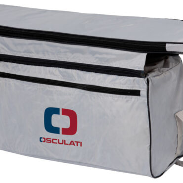 Comoda e pratica, aumenta il confort della panchetta con una morbida imbottitura. La borsa con tracolla può essere asportata tramite due comode zip, l’imbottitura rimane saldamente attaccata alla panchetta tramite tre pratiche cinghie.