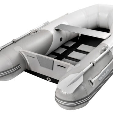 Versione pieghevole, con fondo piatto irrigidito da stecche trasversali. Dei modelli disponibili risulta il più compatto una volta piegato, ideale per chi ha problemi di stivaggio. Fornito completo di remi, gonfiatore, kit riparazione e borsa trasporto.