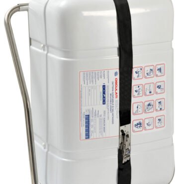 Universale per tutte le zattere da diporto da 4 a 12 posti. Fissaggio tramite appositi morsetti in acciaio inox microfuso (set completo di 4 pezzi). Bloccaggio della zattera con robusta cinghia in acciaio inox rivestita in nylon + gancio a camma provvisto di portalucchetto. Varo rapido aprendo il gancio a camma. Struttura tutta in acciaio inox AISI 316 lucidato a specchio.