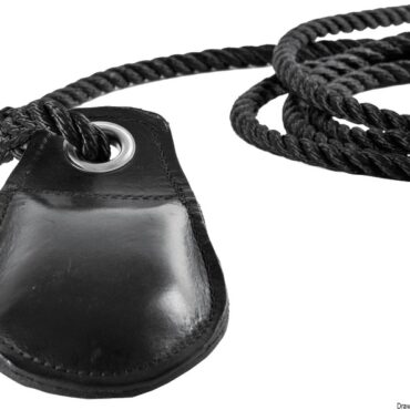 In pelle nera cucita intorno ad un anima di grani di piombo. Occhiello in ottone nichelato.