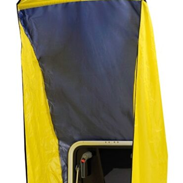 Consente una ventilazione ottimale. Universale sia per scafi a vela sia a motore, adattabile a qualsiasi passauomo o scafo. Completamente in nylon colorato. Smontabile in pochi secondi, completa di custodia.