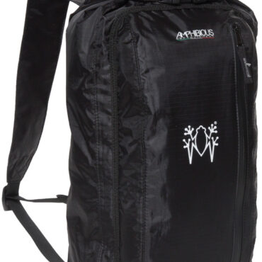 Zaino ultra compatto e leggero in poliuretano TPU UL con Sistema Quick Proof ad elevata tenuta d’acqua, spallacci ultra slim e tasca esterna water resistant. Dotato di un pratico sacchetto per stivarlo in pochissimo spazio.