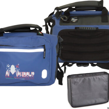 Dotata di calotta protettiva, inserto rifrangente, maniglia per il trasporto, tasca esterna con cerniera water resistant. Inserto removibile Anti-shock ideale per computer fino a 15”. Schienale e cinghia imbottita per il massimo comfort. Fettuccia lombare rimovibile per uso anche in attività sportive.