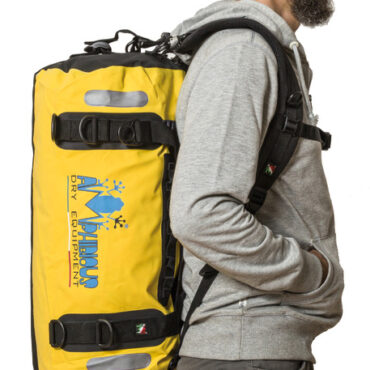 Borsone stagno a sezione circolare con sistema ultra fix per agganciare moschettoni o altro, bande rifrangenti, tasca a rete, tasca esterna water resistant.