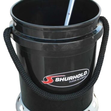 Il sistema è composto da:A) Secchio in plastica UV resistente, con comoda maniglia in treccia di nylon Ø 19 mm.B) Speciale base ad incastro antiderapante, UV resistente, galleggiante. Preserva inoltre la coperta dai graffi.C) Portaoggetti con coperchio, può anche servire come sedile.D) Vano per riporre prodotti per la pulizia.E) Griglia di fondo per favorire l'asciugatura e la conservazione di pelli assorbenti naturali e artificiali, spugne, ecc...