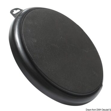 Il sistema è composto da:A) Secchio in plastica UV resistente, con comoda maniglia in treccia di nylon Ø 19 mm.B) Speciale base ad incastro antiderapante, UV resistente, galleggiante. Preserva inoltre la coperta dai graffi.C) Portaoggetti con coperchio, può anche servire come sedile.D) Vano per riporre prodotti per la pulizia.E) Griglia di fondo per favorire l'asciugatura e la conservazione di pelli assorbenti naturali e artificiali, spugne, ecc...