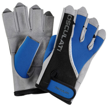 In neoprene elastico + pelle sintetica anti-salino “AMARA" e tessuto elasticizzato. Chiusura a strappo di regolazione sul polso. Palmo e articolazioni rinforzate. Disponibile in 2 versioni differenti per lunghezza delle dita.