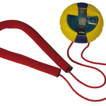 Bussola completa di carenatura anti-shock in gomma. Illuminazione permanente a raggi beta Lente d’ingrandimento che ne permette l’uso sia come bussola da rilevamento che come bussola di rotta. Sfrutta l’ormai ventennale e insuperato sistema della visione diretta senza linea di fede. L’immagine della rosa, ingrandita 10 volte, é priva di ogni parallasse e permette la stima di 0,5°. Stabilità della rosa e prontezza eccezionale.